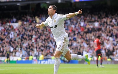 亚投国际-C罗训练中指导年轻球员太暖心